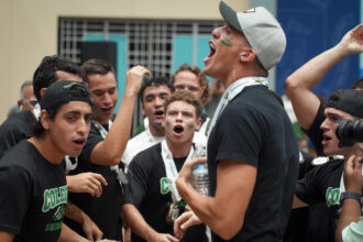 celebración en grande para los tarzanes de la upr de mayagüez. (cámara en mano para la lai)