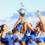 Las Pioneras de la PUCPR alzan la copa de campeonas en la LAI. (Kendall Torres LAI)