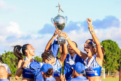 Las Pioneras de la PUCPR alzan la copa de campeonas en la LAI. (Kendall Torres LAI)