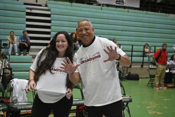 juan carlos núñez celebra junto a ivana ortiz el décimo campeonato de las taínas de la uagm. (l minguela lai)