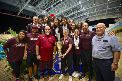 las delfinas de la universidad del sagrado corazón ganan el sexto campeonato al hilo con más de 300 puntos el campeonato de piscina corta de la lai. (miguel rodríguez lai)