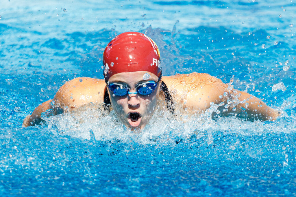 las delfinas de la universidad del sagrado corazón se despegaron de las otras universidades en el primer día del campeonato de piscina corta lai. (jesús muriel lai)