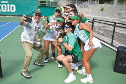 El nuevo director atlético de la UPR de Mayagüez, José “Tito” Estévez, se toma una foto con las nuevas campeonas del tenis de la LAI. (L. Minguela LAI)