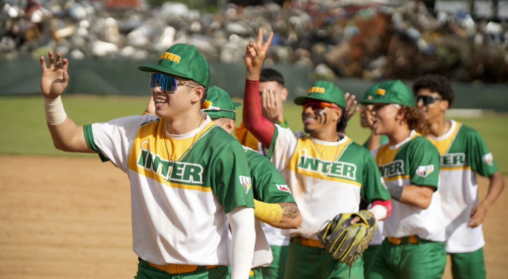 los campeones tigres de la uipr pasaron a su tercera final consecutiva universitaria.jpg luis ortiz camara en mano lai