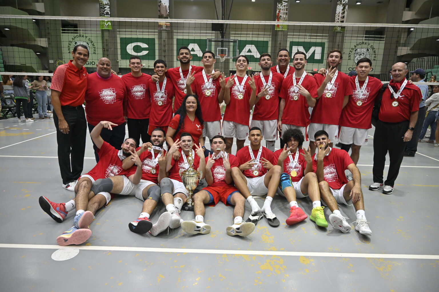 los gallitos de la upr de río piedras rivalidan el campeonato del voleibol lai. (l. minguela lai)