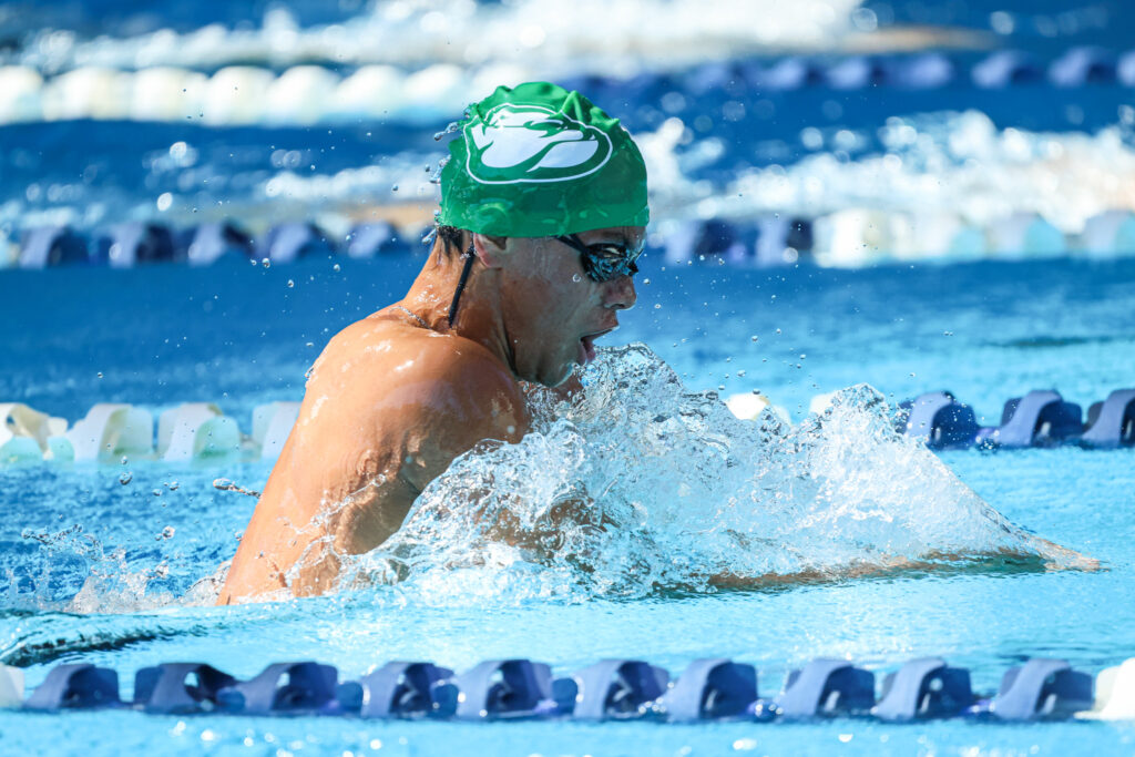 los tarzanes de la upr de mayagüez siguen despegándose de sus rivales en el campeonato de piscina corta lai. (kendall torres lai)