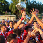 sebastían rodríguez y los gallitos de la upr de río piedras celebran su campeonato de fútbol lai. (kendall torres lai)