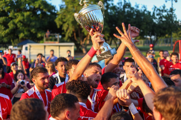 sebastían rodríguez y los gallitos de la upr de río piedras celebran su campeonato de fútbol lai. (kendall torres lai)