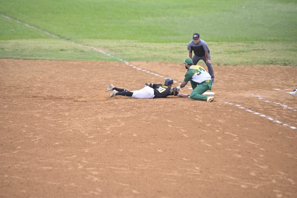 los lobos de la upr de arecibo deben buscar la victoria para extender la serie final y conquistar su primer campeonato de la historia en el beisbol de la lai. l. minguela lai 