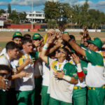 los tigres de la uipr alzan su trofeo de campeones por tercer año consecutivo del béisbol de la lai.jpg (edgardo medina para la lai)