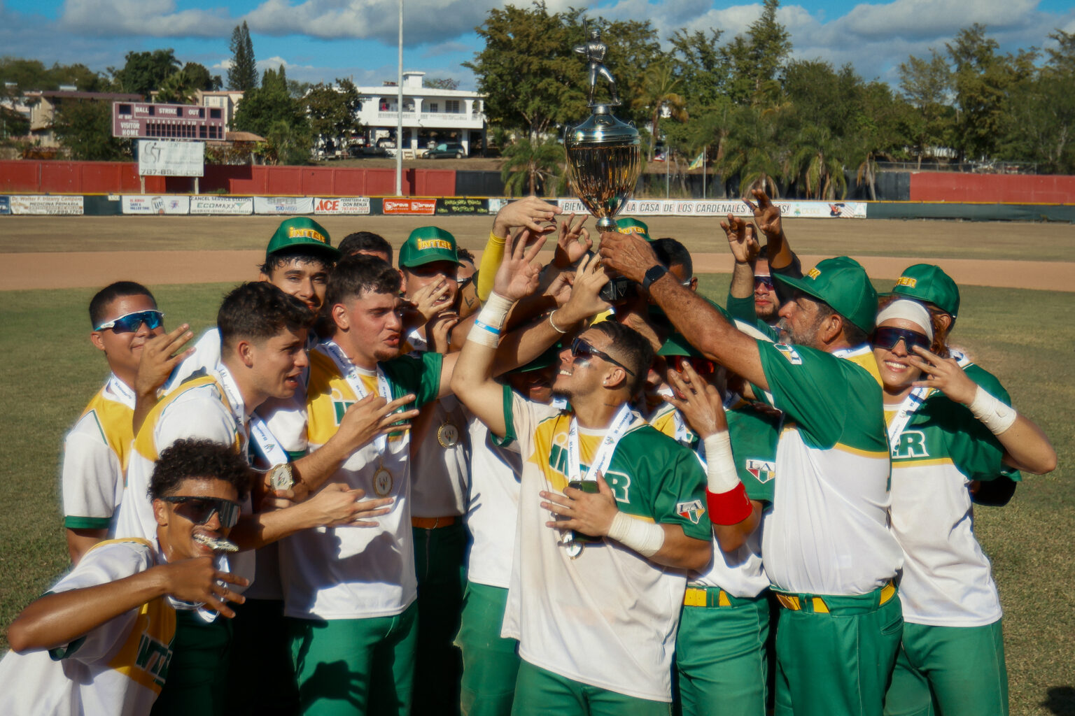 los tigres de la uipr alzan su trofeo de campeones por tercer año consecutivo del béisbol de la lai.jpg (edgardo medina para la lai)