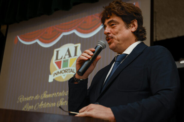 benicio del toro orador prinicpal de la ii exaltación al recinto de los inmortales de la liga atlética interuniversitaria. (edgardo medina lai)