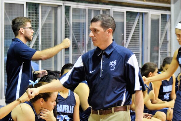 gerardo jerry batista dirigente de las vaqueras de la upr de bayamón estará frente la selección nacional de puerto rico en el preolímpico femenino de baloncesto de cara a parís 2024 (z. acosta)