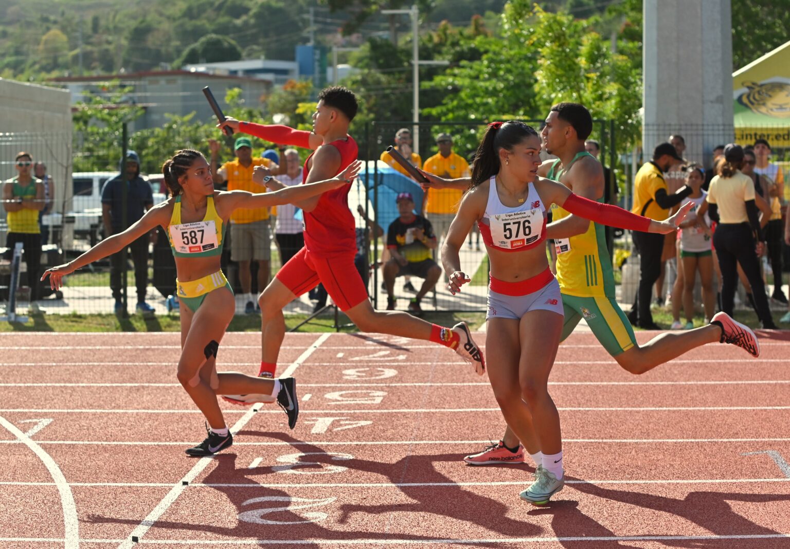 histórica celebración del relevo 4x400 mixto en los campeonatos de relevos de la lai edición 2023. (l. minguela lai)