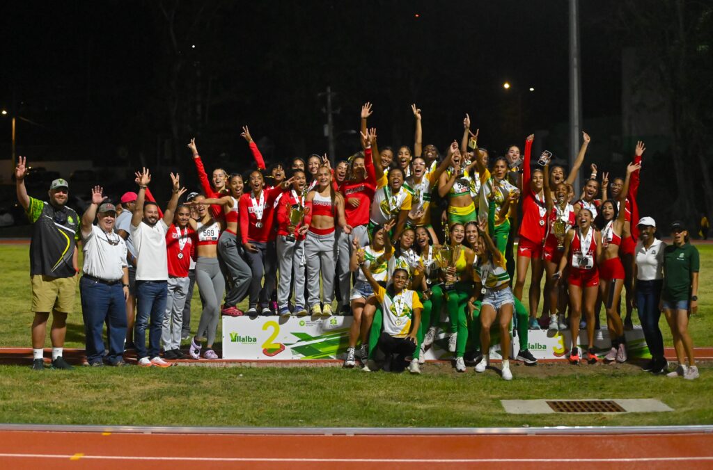 la universidad interamericana coparon en la jornada historica de los campeonatos de relevos lai. l. minguela lai.jpg 2 