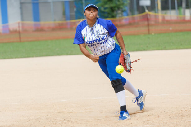 las pioneras de la pontificia universidad católica rompen el libreto del torneo de softbol lai.jpg (jesús muriel para la lai)