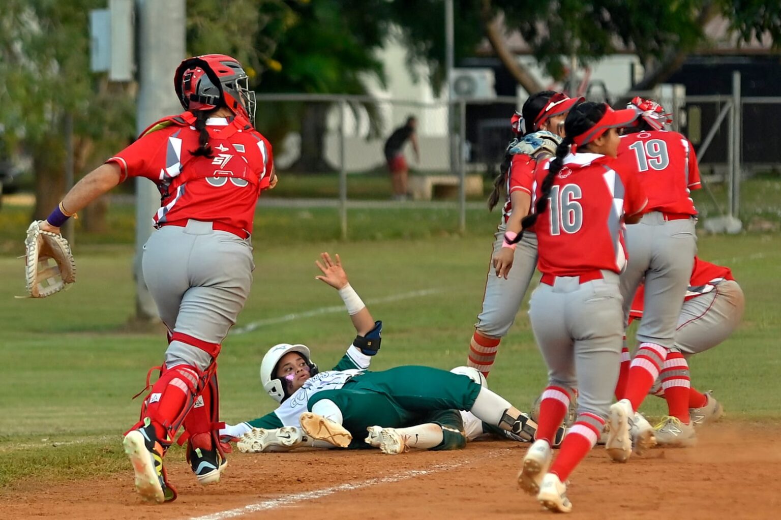 las taínas de la uagm y las juanas de la upr de mayagüez clasificadas a las semifinales de softbol lai. (l. minguela lai)