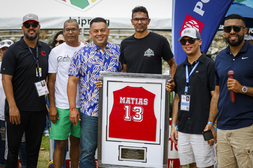 alexis matias recibe reconocimiento por parte del municipio de mayaguez durante la final de voleibol de playa lai. edgardo medina lai 