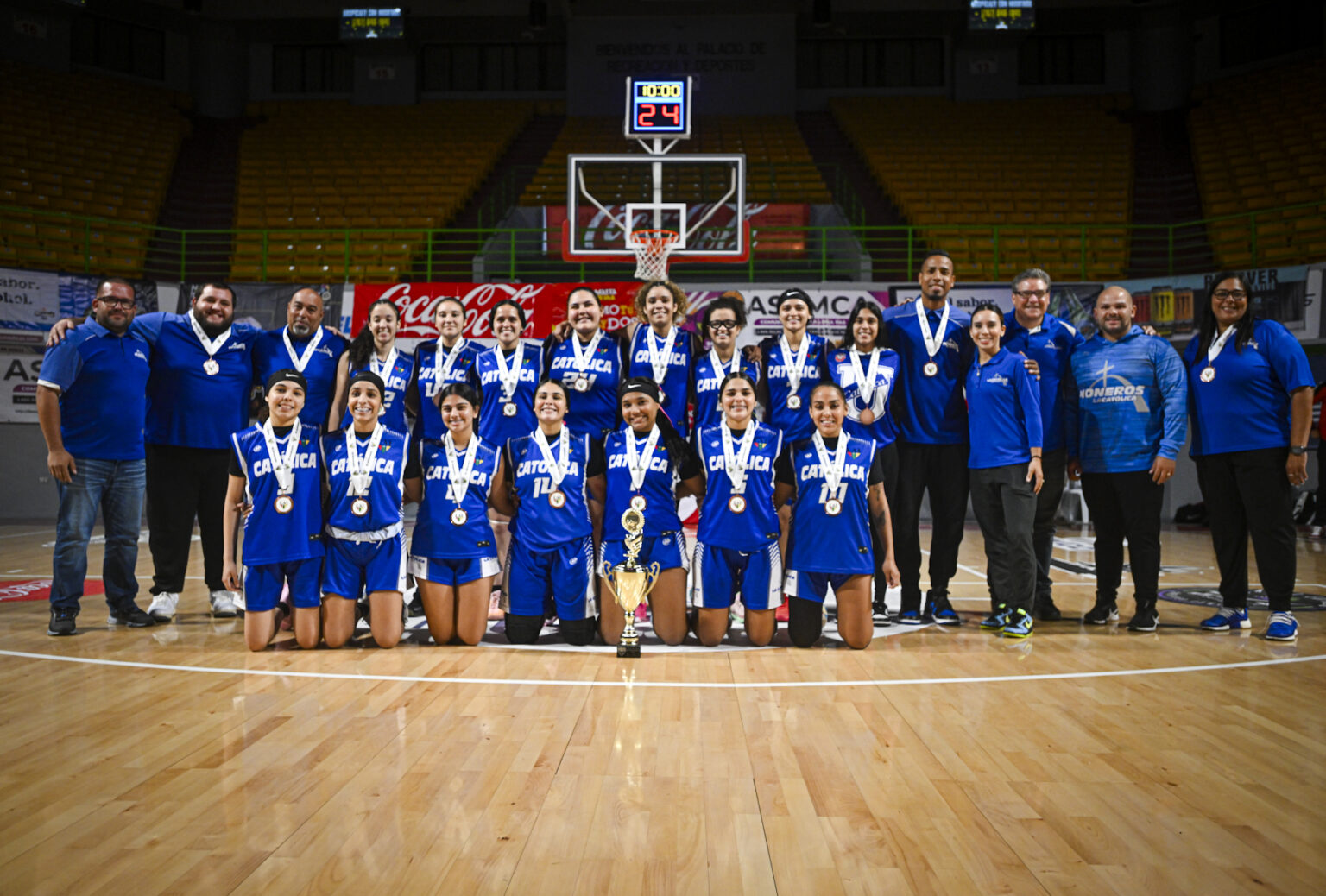 bronce para las pioneras de la pucpr en el baloncesto lai.jpg (miguel rodríguez lai)