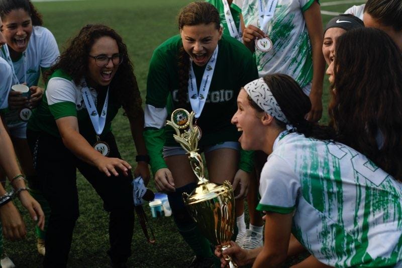 celebración de las juanas de la upr de mayagüez con su bronce obtenido en fútbol femenino.jpg (zuriel colton lai)