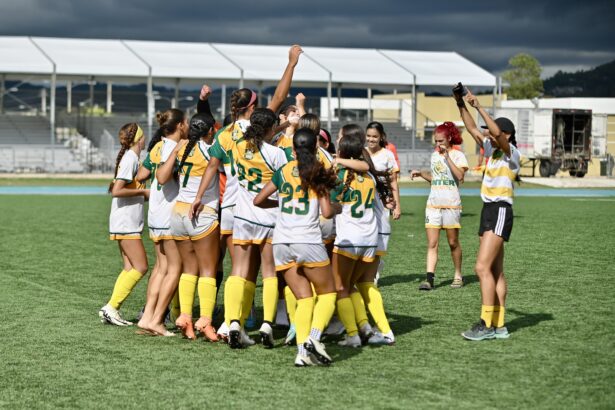 celebración de las tigresas de la uipr al pasar a la final del fútbol femenino de la lai. (l. minguela lai)