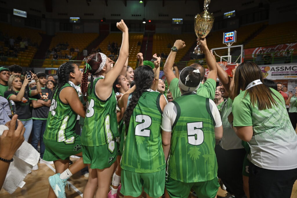 celebracion en grande para las juanas de la upr de mayaguez ya que se unio el equipo de baloncesto con el campeonato. luis f.minguela lai 