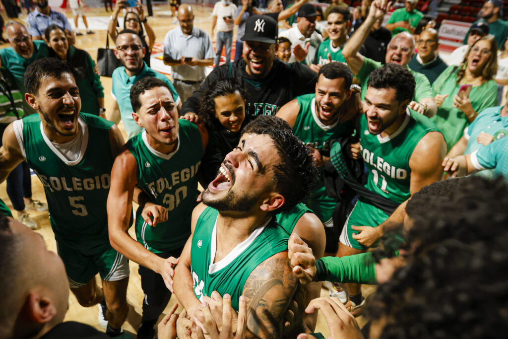 cesar barrios grita de celebracion. la upr de mayaguez son los nuevos campeones de baloncesto de la lai. edgardo medina lai 