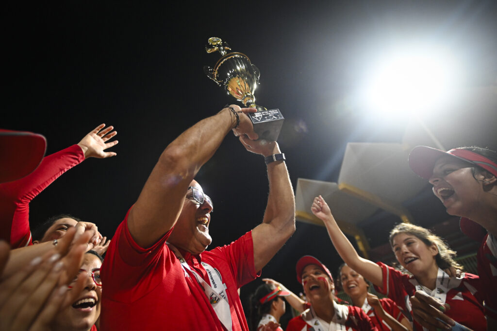 el dirigente jerry flores y sus tainas de la uagm celebran su victoria por el tercer lugar del softbol femenino. miguel rodriguez lai 