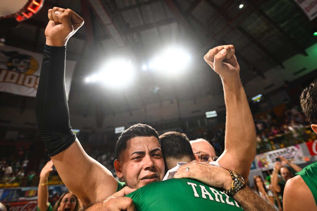 entre lagriimas y abrazos jose torres. celebra el tan deseado campeonato. miguel rodriguez lai 