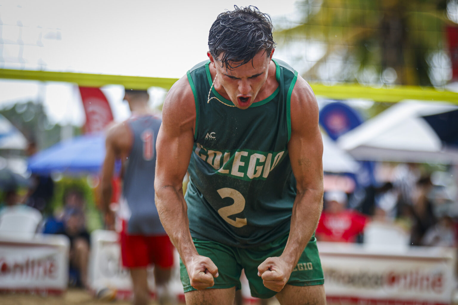 javier gómez celebra el campeonato de la rama masculina en el voleibol de playa de la lai. (edgardo medina lai)