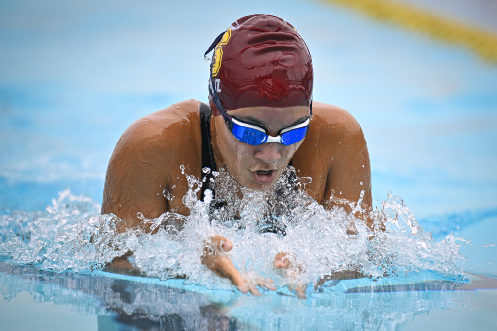 las delfinas de la usc van camino a su septimo campeonato al hilo en las justas de natacion. miguel rodriguez lai 