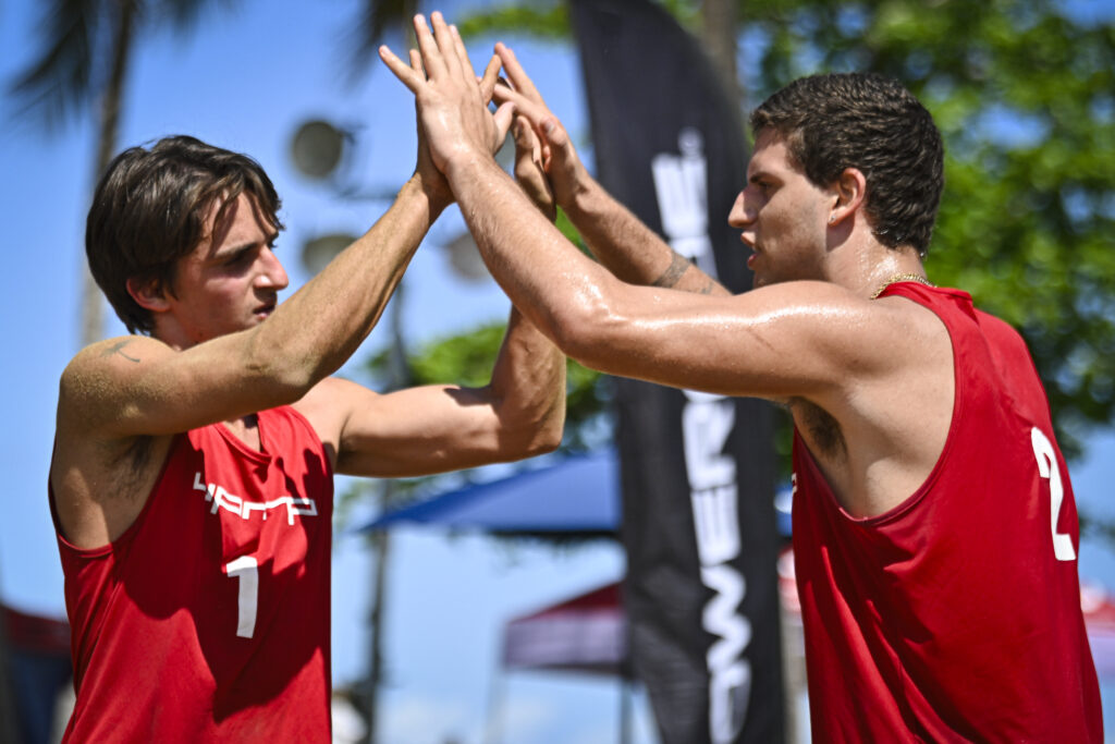 las gallitos de la upr jugaron en la fase de grupo del voleibol de playa. miguel rodriguez lai 