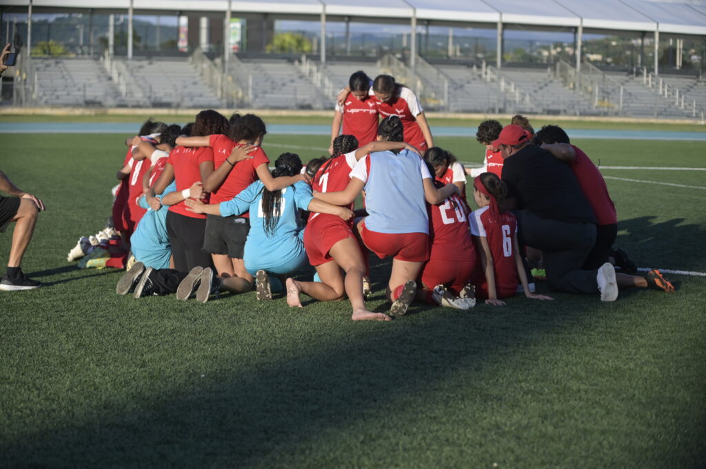 las jerezanas de la upr de rio piedras eliminaron a las campeonas juanas de la upr de mayaguez para pasar a la final del futbol femenino. luis f. minguela lai 