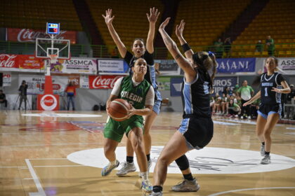 las juanas de la upr de mayagüez ganan el primer partido de la final de baloncesto en el palacio de recreación y deportes en mayaguëz. (luis f. minguela lai)