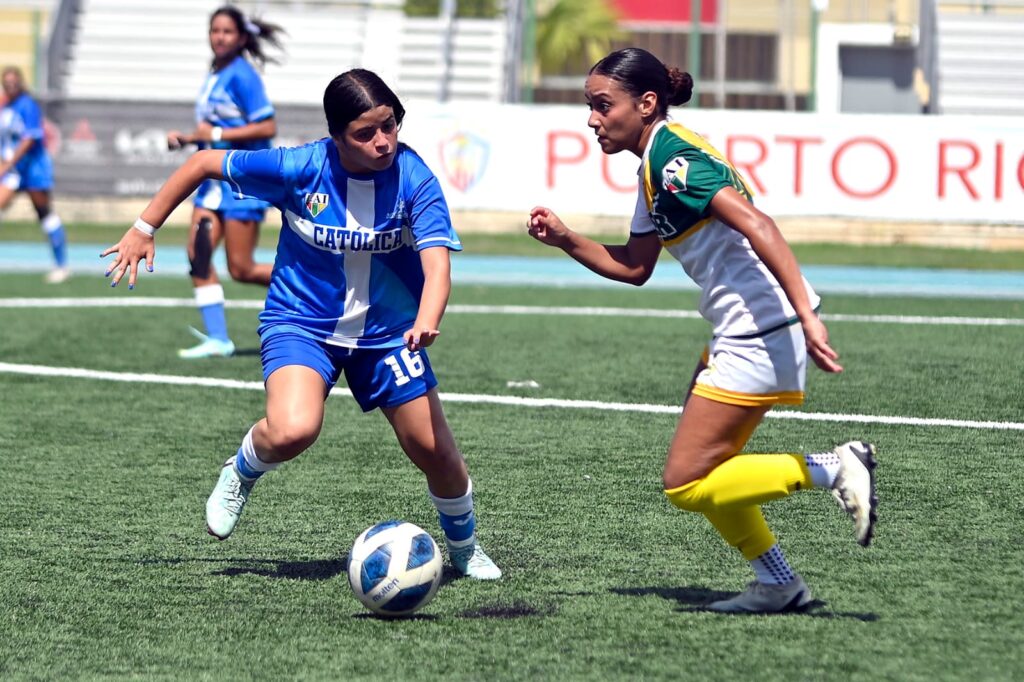 las pioneras de la pucpr y las tigresas de la uipr seran rivales en la semifinal del futbol de la lai. lain