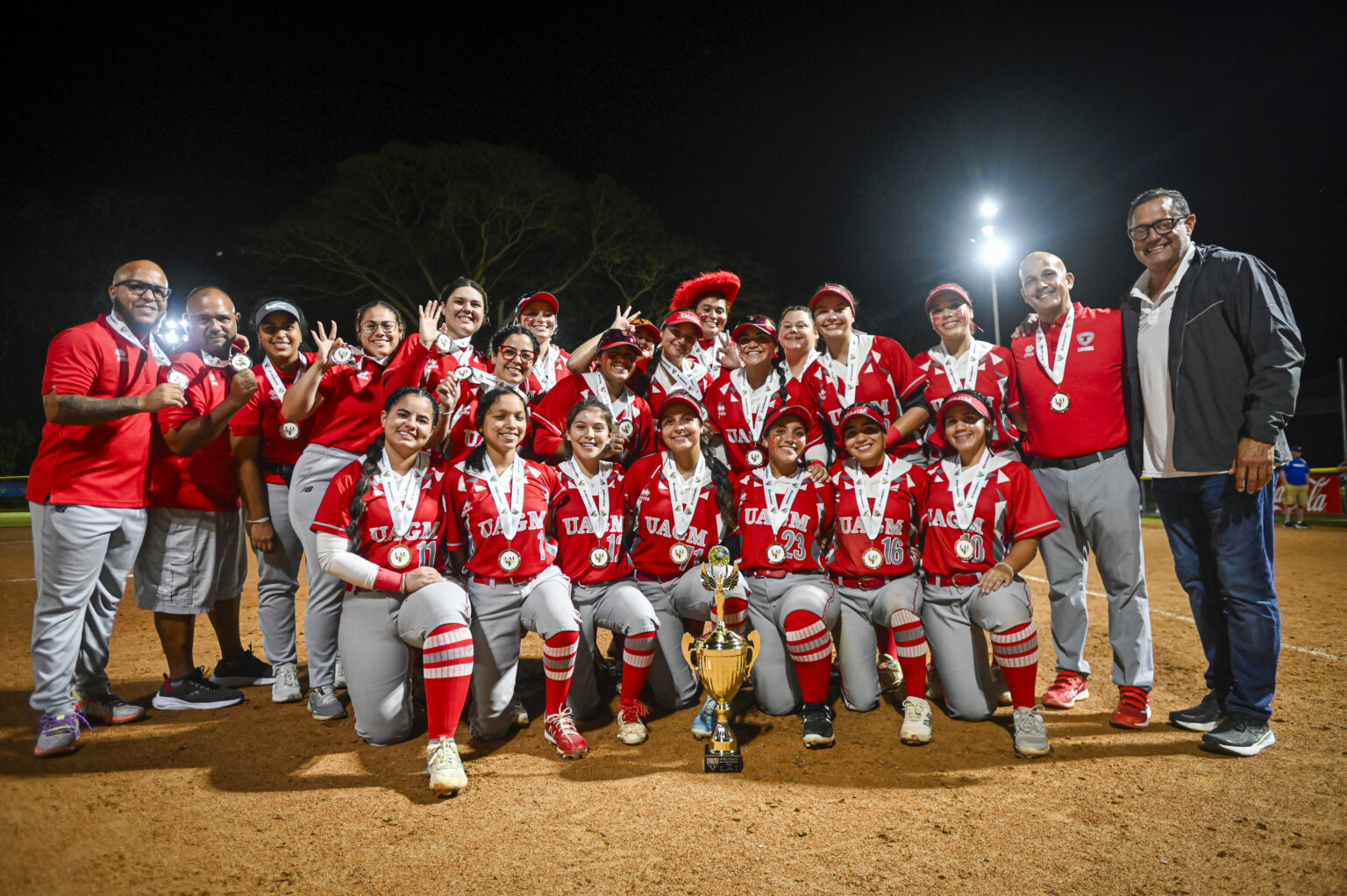 las taínas de la uagm ganan el tercer lugar del softbol femenino. (miguel rodríguez lai)