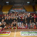 los leones de la upr de ponce celebran frente a su fanaticada su primera medalla en el baloncesto de la lai. (miguel rodríguez lai)