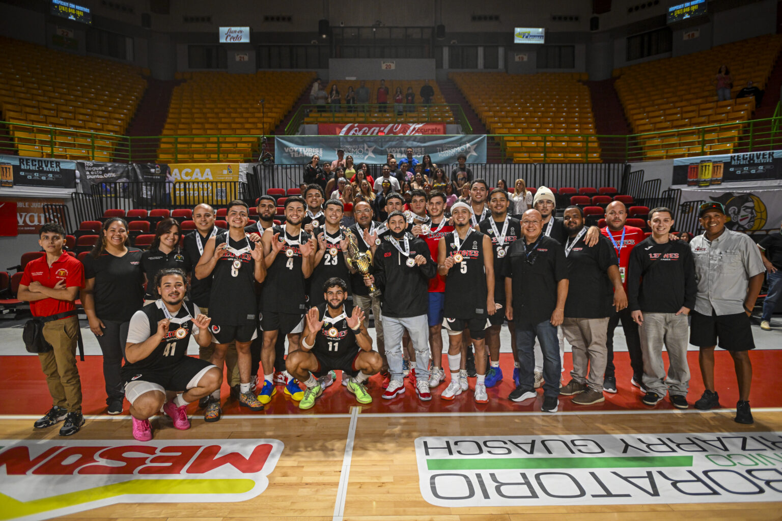los leones de la upr de ponce celebran frente a su fanaticada su primera medalla en el baloncesto de la lai. (miguel rodríguez lai)