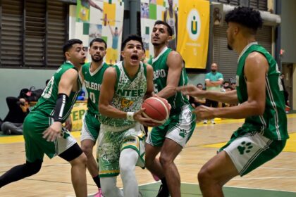 los tigres de la uipr doblegaron a los tarzanes de la upr de mayagüez en el primer partido de la semifinal del balocesto. (l. minguela lai)