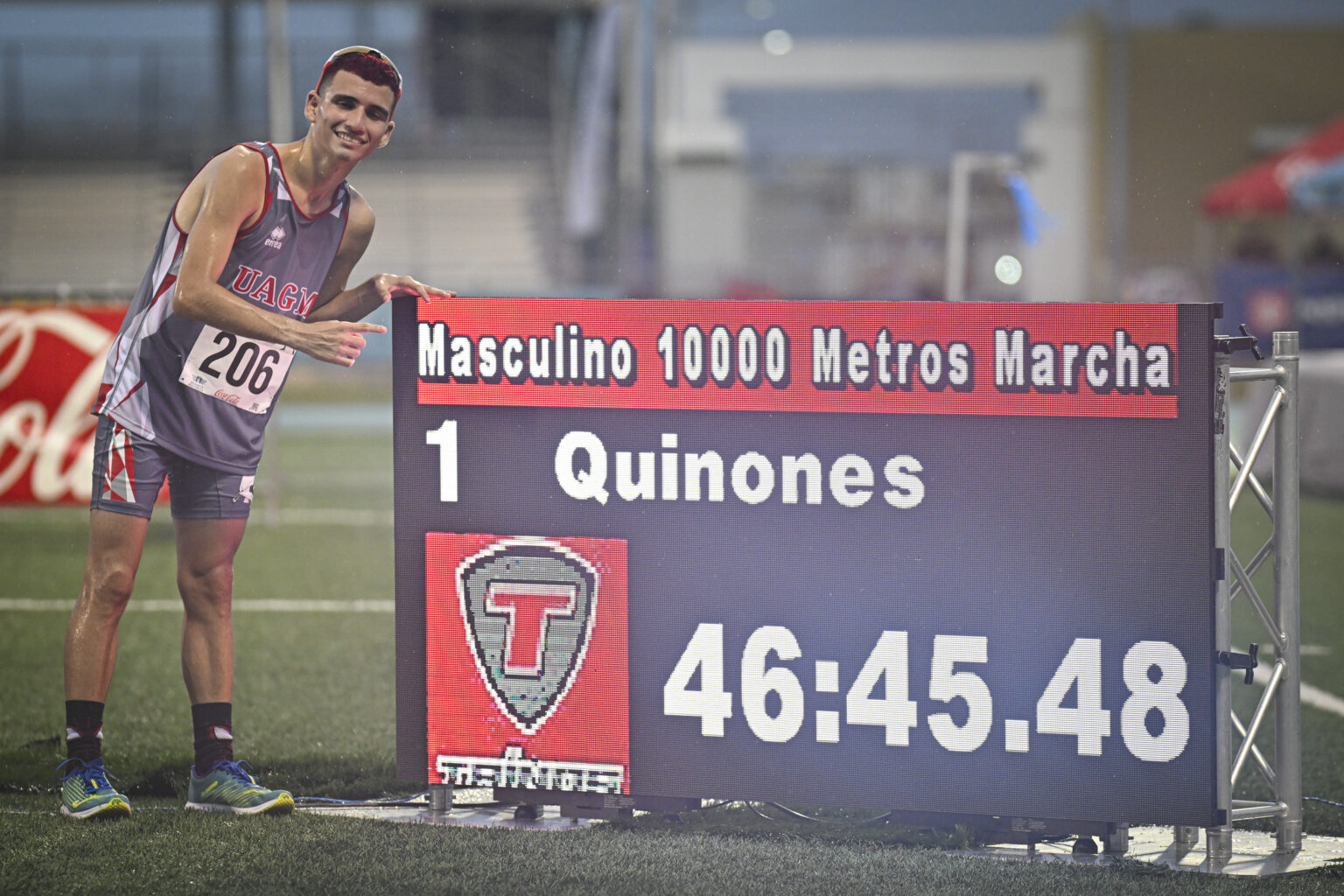 sebastían quiñones de la uagm estableció nueva marca en los 10,000 metros marcha para la justas de atletismo 2024. (kendall torres lai)