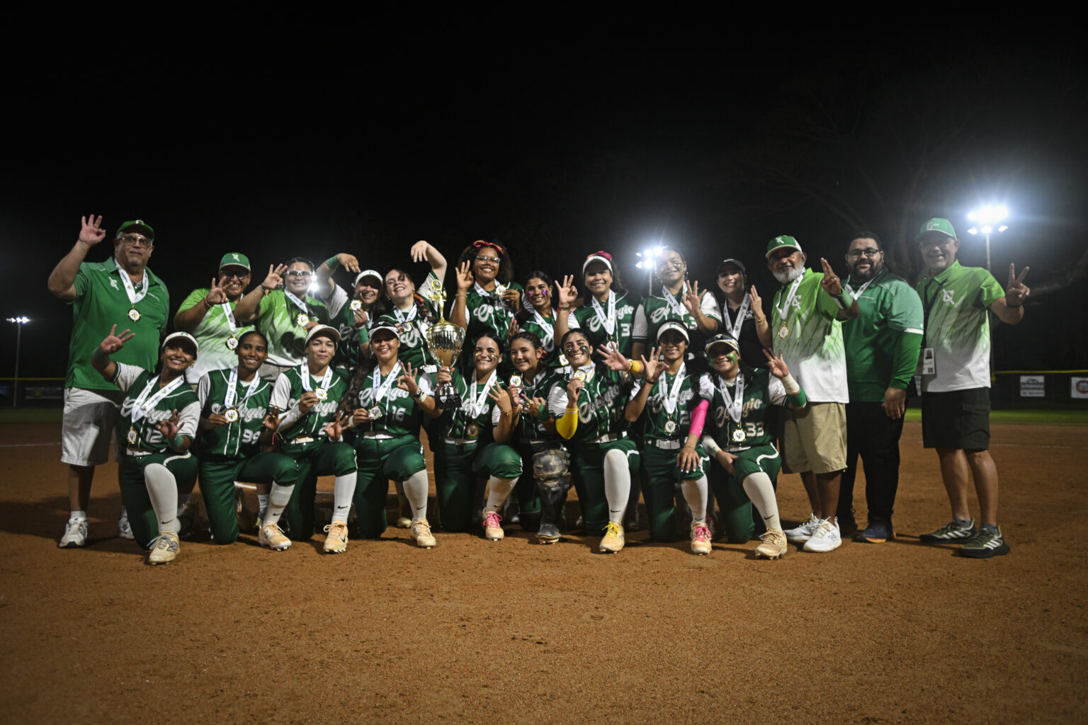 tercer campeonato para el equipo de softbol femenino de las juanas de la upr de mayagüez. (miguel rodríguez lai)