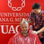 el presidente de la uagm josé méndez méndez en el proceso de rapar el cabello a su director atlético edgar díaz. (lai)