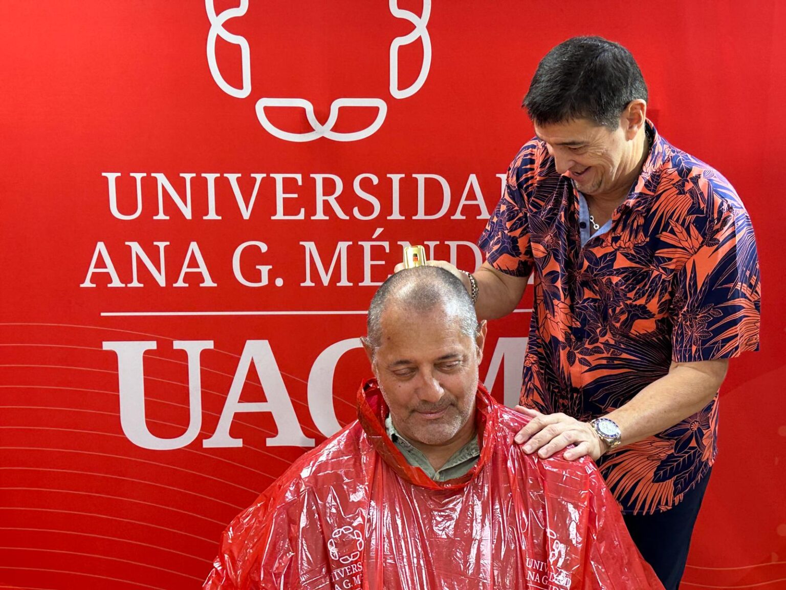 el presidente de la uagm josé méndez méndez en el proceso de rapar el cabello a su director atlético edgar díaz. (lai)
