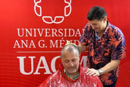 el presidente de la uagm josé méndez méndez en el proceso de rapar el cabello a su director atlético edgar díaz. (lai)