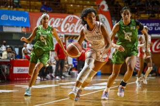 alicia penzo en el uniforme de la upr de río piedras mientras jugaba baloncesto 5x5 en la lai. (archivo lai)