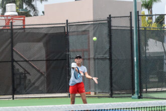 los dos equipos de la uagm, femenino y masculino, exponen sus récords perfectos en el torneo de tenis de la liga atlética interuniversitaria.jpg (lai)