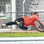 roberto gotay es un estudiante de 4.00 que cursa un bachillerato de biología en la upr de río piedras y es portero de los gallitos en el fútbol. (luis f. minguela lai)