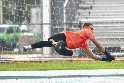 roberto gotay es un estudiante de 4.00 que cursa un bachillerato de biología en la upr de río piedras y es portero de los gallitos en el fútbol. (luis f. minguela lai)