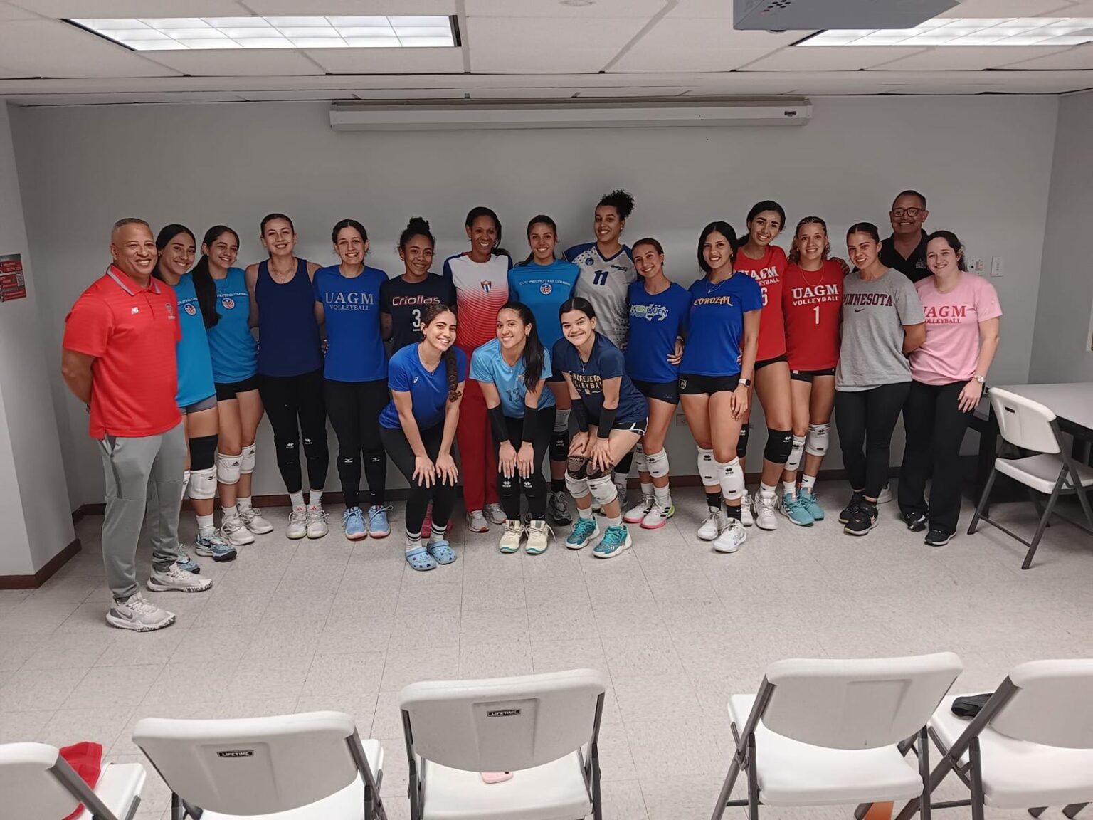 la leyenda del voleibol mundial, olímpico y regional, yumilka ruiz luaces, tuvo un compartir con las estudiantes atletas de la uagm. (suministrada)