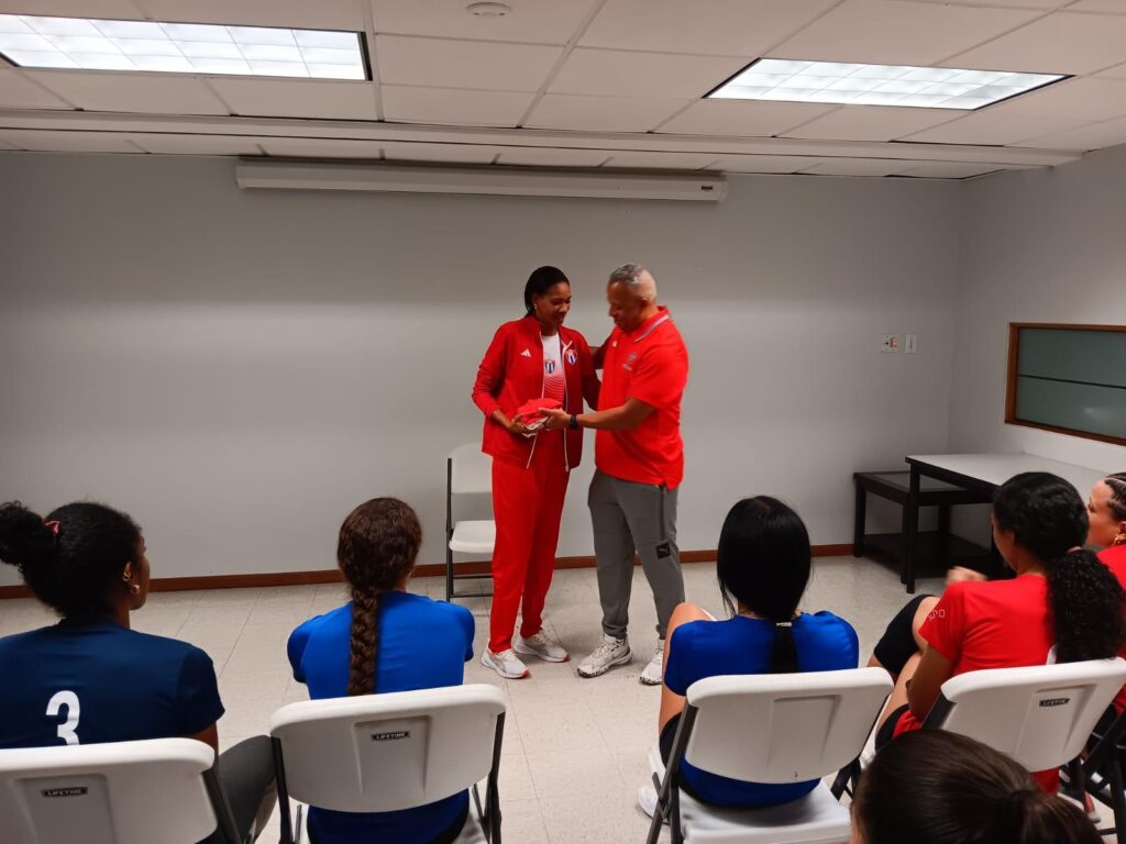 la leyenda del voleibol mundial, olímpico y regional, yumilka ruiz luaces, y el dirigente de la uagm juan carlos núñez. (suministrada)